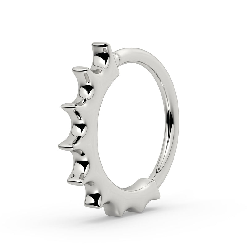 Side profile of 14k white gold Hades seam ring showing graduating scalloped spike detail